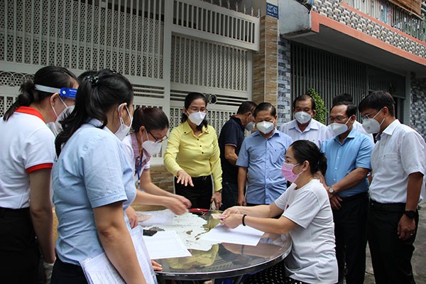 Thứ trưởng Lê Tấn Dũng kiểm tra việc hỗ trợ an sinh cho người dân tại TP. HCM
