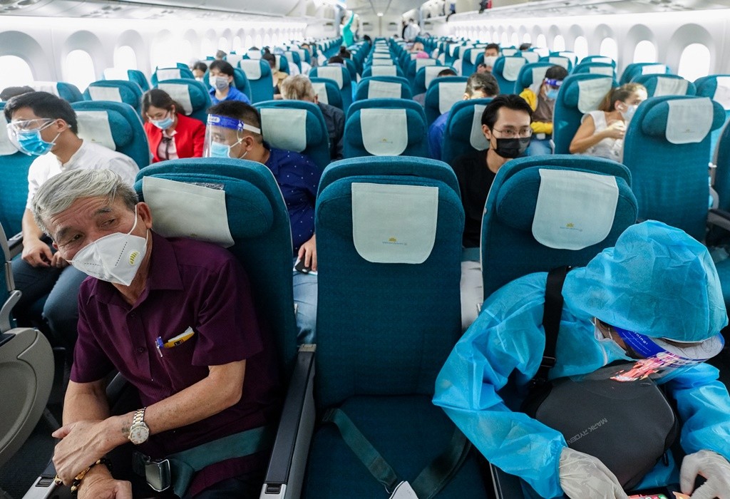 Chuyến bay đầu tiên từ TP.HCM đi Hà Nội sau khi khôi phục bay nội địa