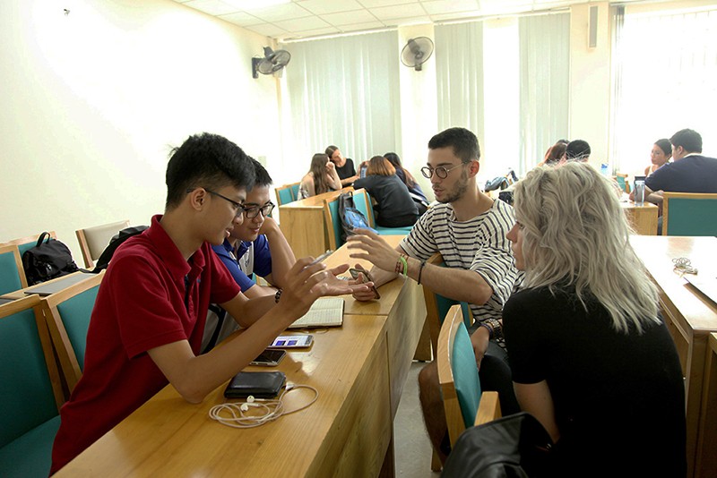 Quốc tế hóa giáo dục đại học trong nước (Kỳ 1): Những làn sóng từ phương Tây