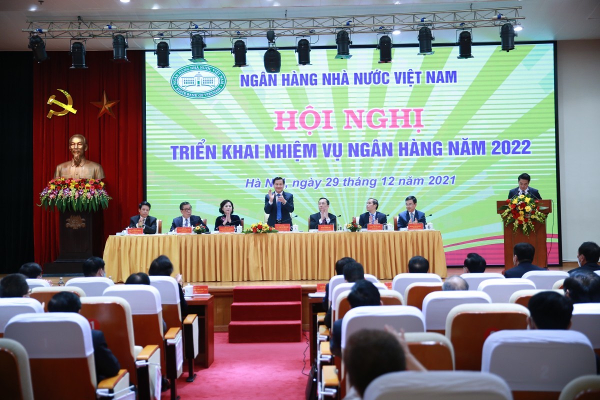 Chính Phủ: Ngân hàng cần tiếp tục giảm lãi suất cho vay; hướng dòng vốn vào sản xuất, kinh doanh