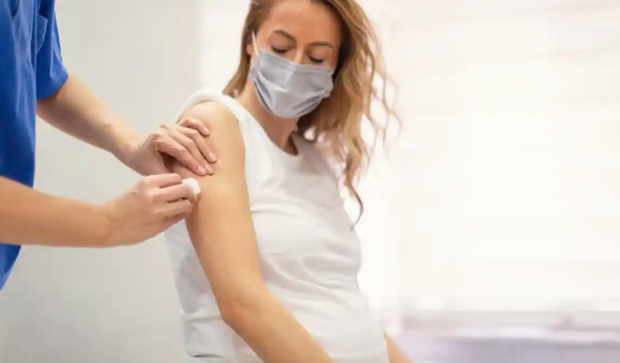 Vaccine COVID-19 an toàn cho phụ nữ mang thai và giảm nguy cơ thai chết lưu