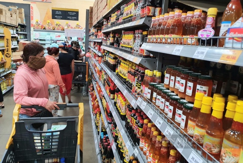 Giá xăng tăng cao, người dân và doanh nghiệp chật vật chống chọi “bão giá”