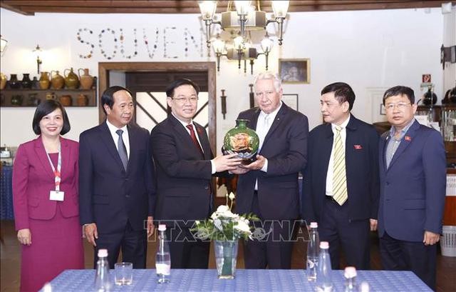 Chủ tịch Quốc hội Vương Đình Huệ thăm TP. Albertirsa, tiếp Phó Chủ tịch Quốc hội Hungary