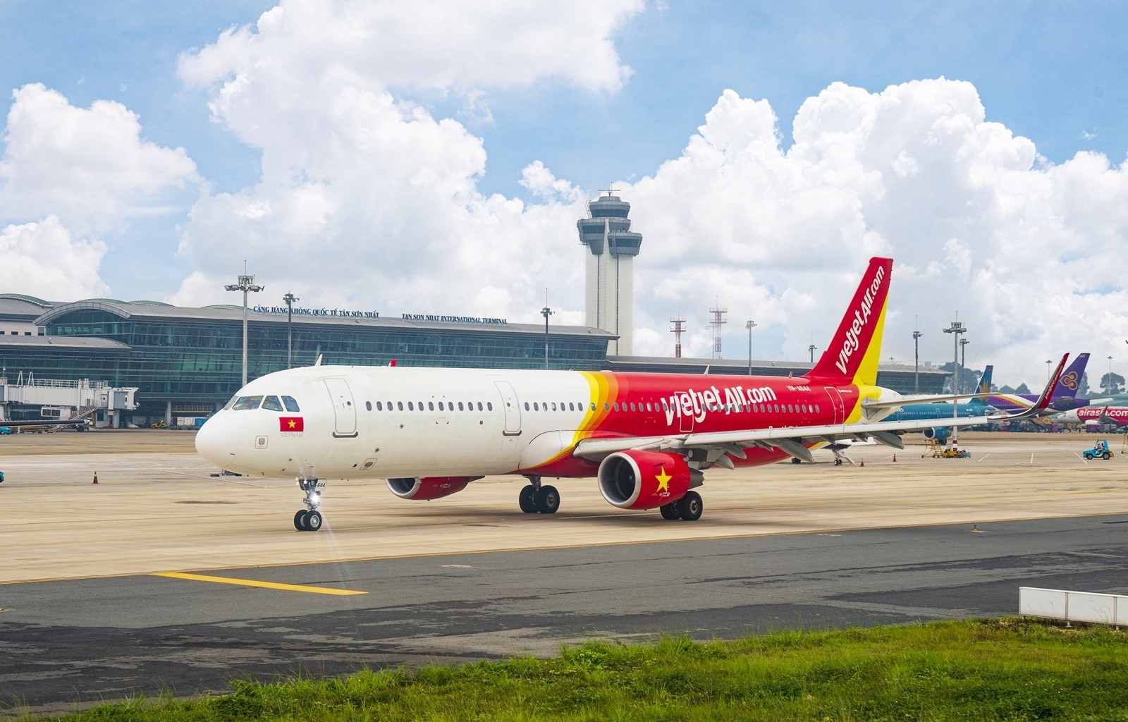 Hút thuốc trên máy bay một hành khách bị cấm bay 9 tháng