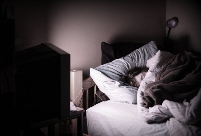 Đi ngủ mà không tắt TV sẽ khiến sức khỏe suy nhược và giảm tuổi thọ