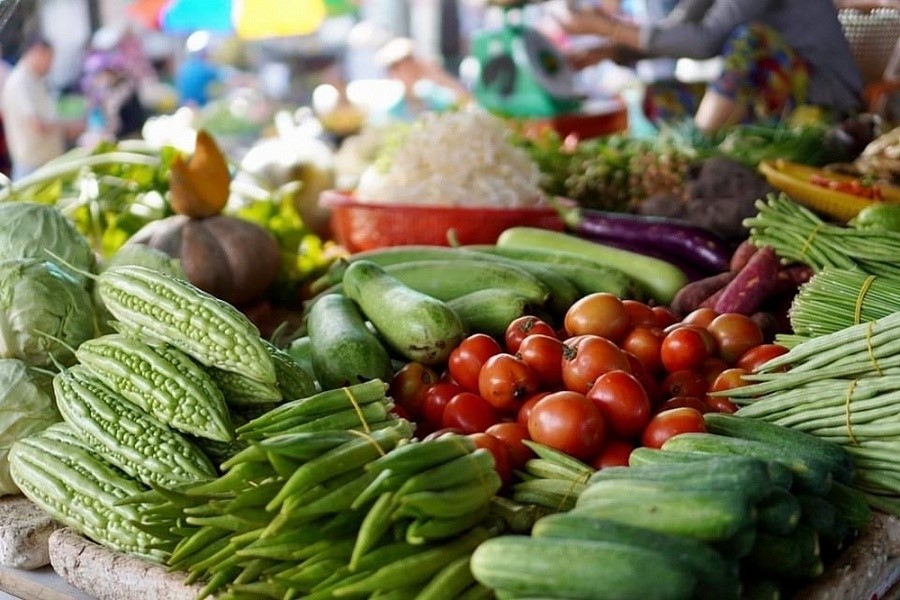 Vì đâu giá xăng giảm nhưng giá hàng tiêu dùng, vận tải vẫn “dậm chân tại chỗ”