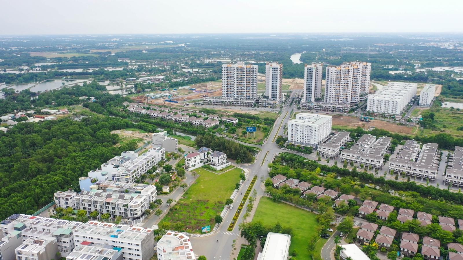 Giá căn hộ TP.HCM vẫn “đủng đỉnh” đi lên