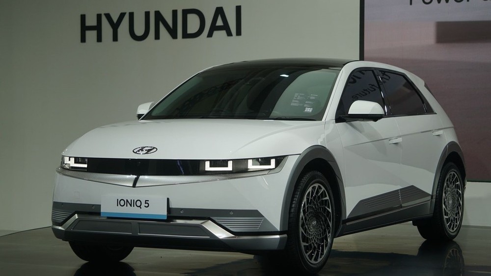 Xôn xao với đoạn video quay cảnh sơn của ô tô điện Hyundai Ioniq 5 bị bong tróc vì băng dính