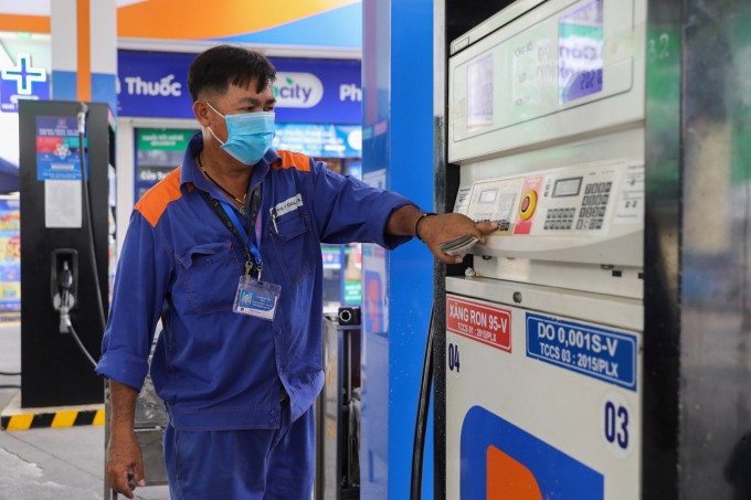 Giá xăng rẻ nhất từ đầu năm: Rau xanh, thực phẩm vẫn đắt đỏ, thắc mắc thì nhận được hồi đáp 'ra cây xăng mà mua'