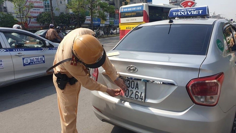 Mức phạt tăng gấp 6 lần nhưng nhiều tài xế vẫn bất chấp vẽ, dán làm sai lệch biển số