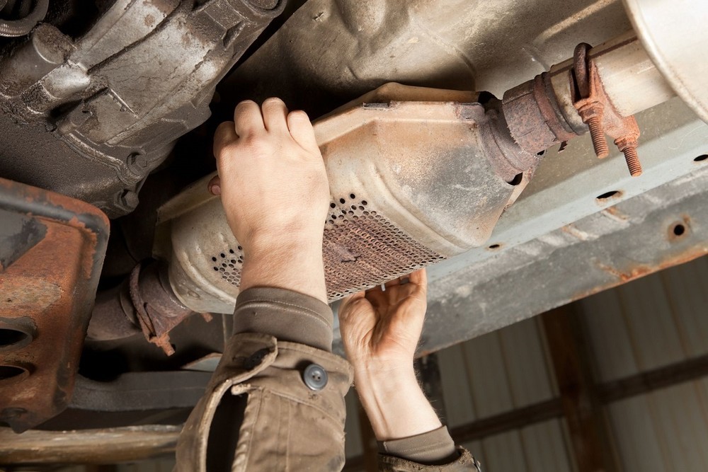 Bộ trung hòa khí thải (Catalytic Converter) là gì? Vì sao bộ phận này của ô tô liên tục bị ăn trộm?