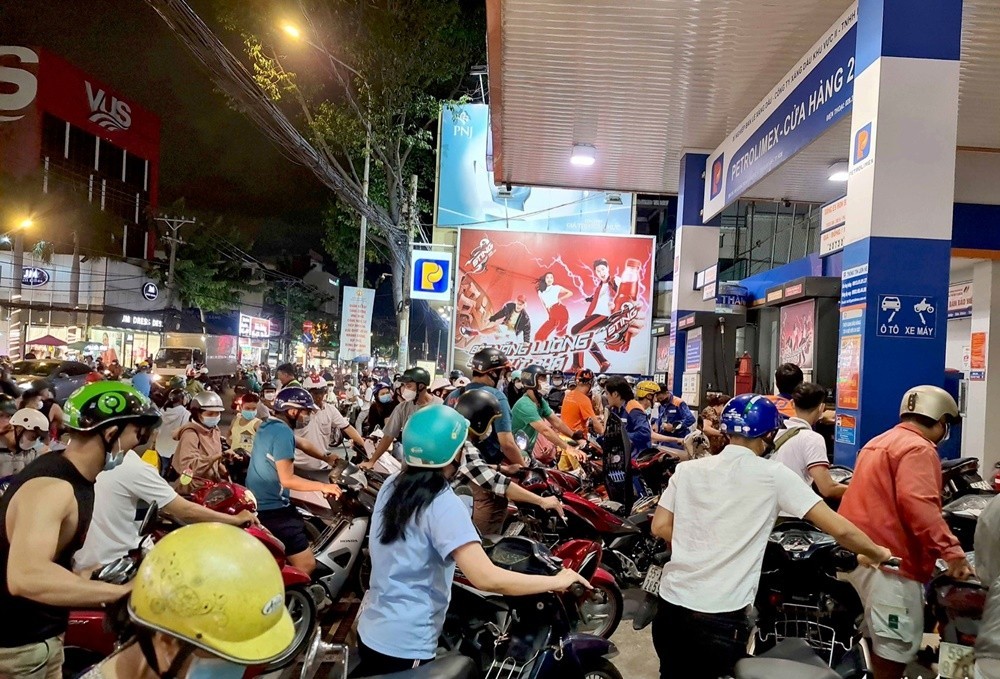 Người dân xếp hàng dài mà vẫn không có xăng để mua, các cây xăng báo "hết tiền nhập hàng"