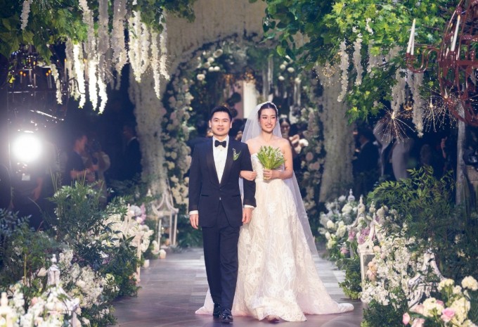 Chủ tịch Đỗ Vinh Quang và hoa hậu Đỗ Mỹ Linh không nhận được 'quà cưới' từ CLB Hà Nội