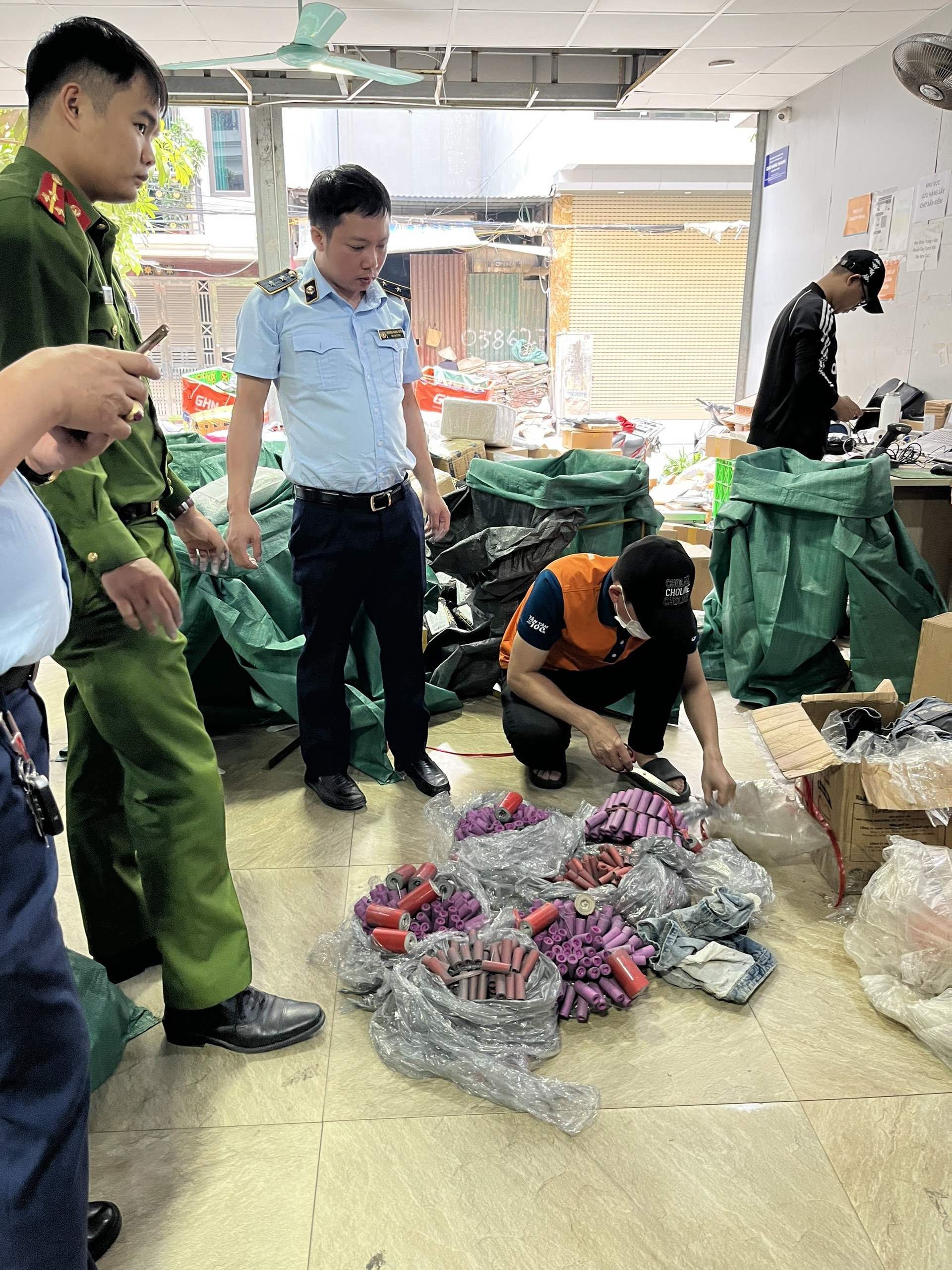 Hà Nội: Phát hiện hơn 11kg hàng hóa nghi vấn là pháo nổ