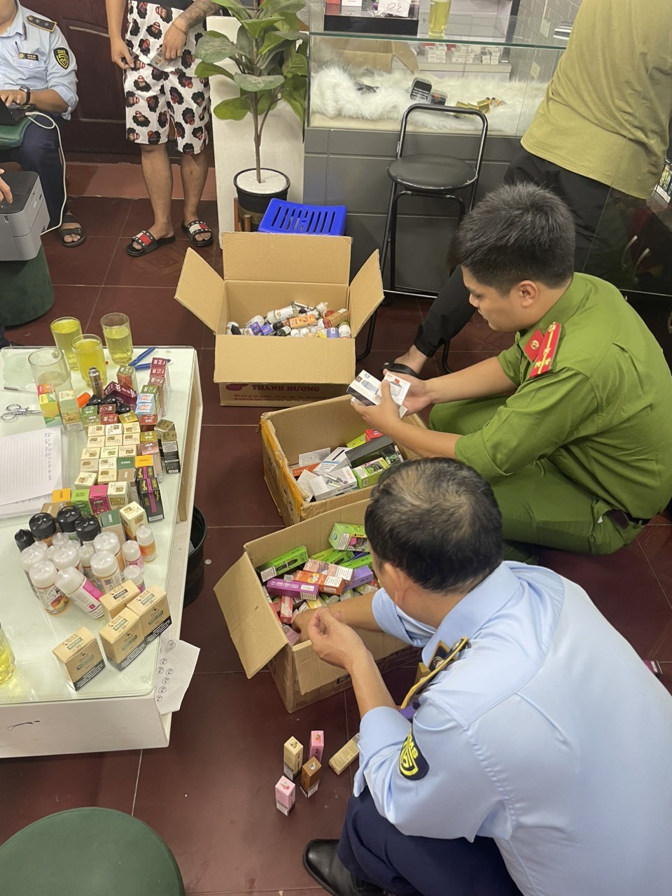 Hà Nội: Thu giữ gần 300 sản phẩm thuốc lá điện tử không rõ nguồn gốc, xuất xứ