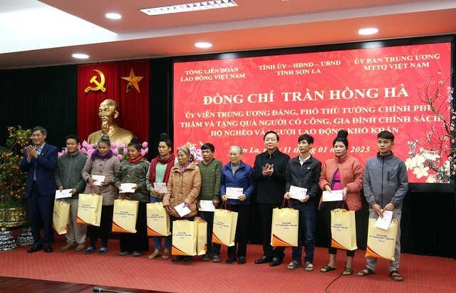 Phó Thủ tướng Trần Hồng Hà thăm, tặng quà hộ nghèo, gia đình chính sách tại Sơn La