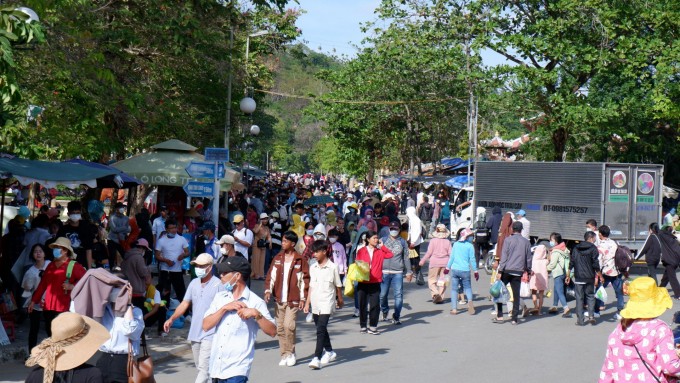Ổ bánh mì 90,000 đồng trên đỉnh núi Bà Đen khiến dân mạng tranh cãi vì giá cả như nhà hàng 5 sao