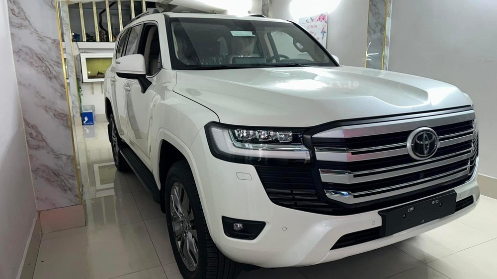"Vua kèm lạc" Toyota Land Cruiser vừa được giới thiệu bản 2023 tại Việt Nam đã bị khách bán chênh gần 1,5 tỷ đồng