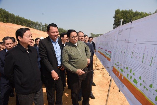 Thủ tướng: Không đầu tư cao tốc quy mô 2 làn xe, gây lãng phí
