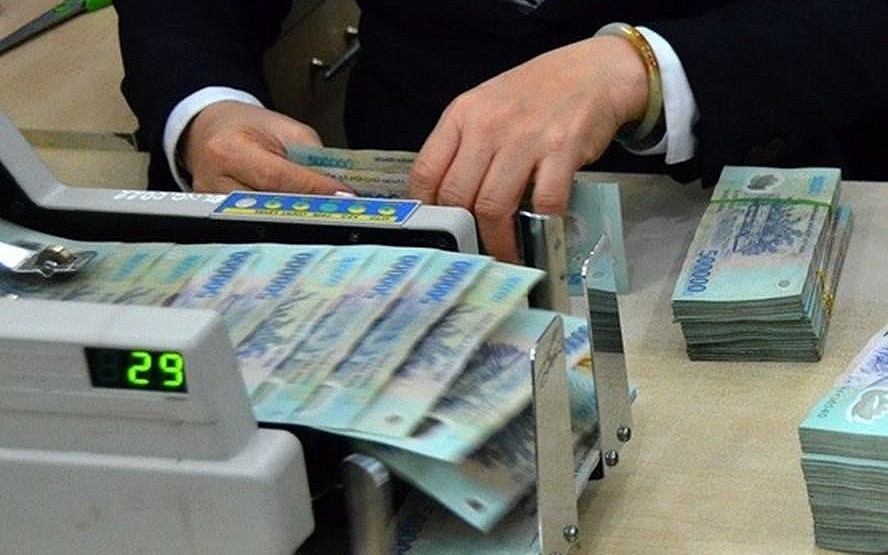 Ngân hàng đồng loạt giảm lãi suất vay, nhà đầu tư có nên vội mừng?