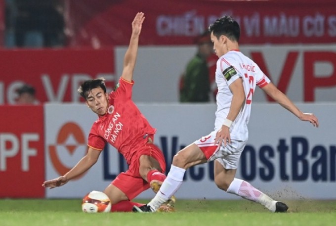 Cầu thủ đạp chấn thương Hoàng Đức bị VFF xử phạt nặng