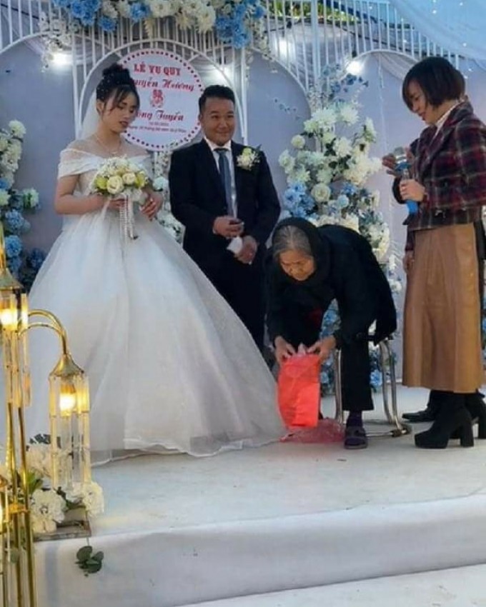 Người bà trao của hồi môn giá trị 'khủng', xách cả giỏ tiền vàng lên sân khấu tặng cho cháu cưng