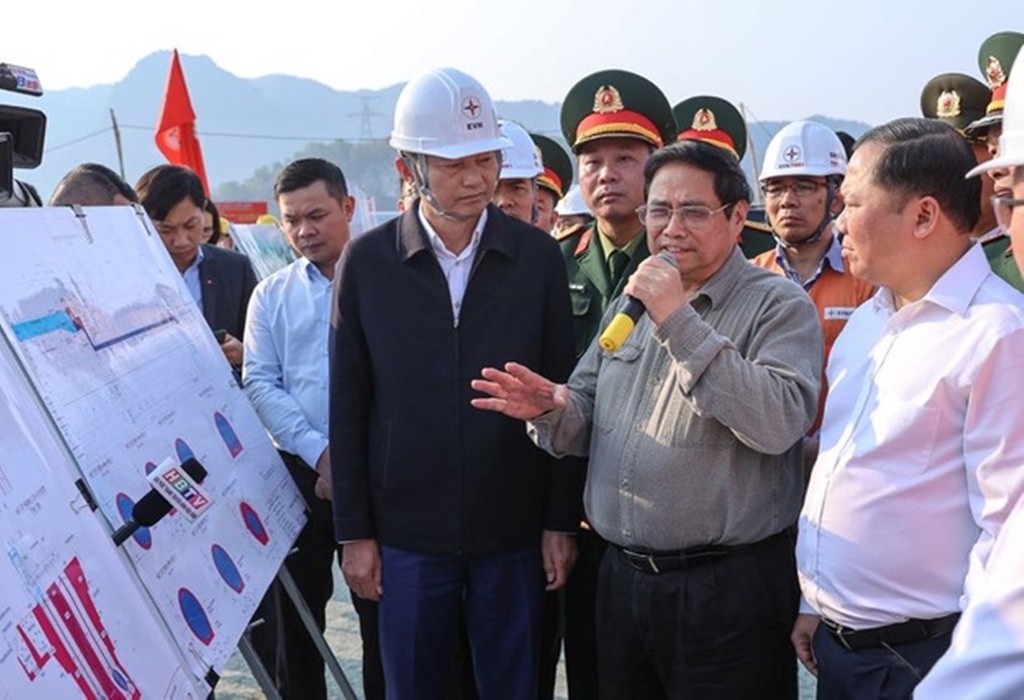 Thủ tướng Chính phủ dâng hương tượng đài Bác Hồ và kiểm tra công trình mở rộng thủy điện Hòa Bình