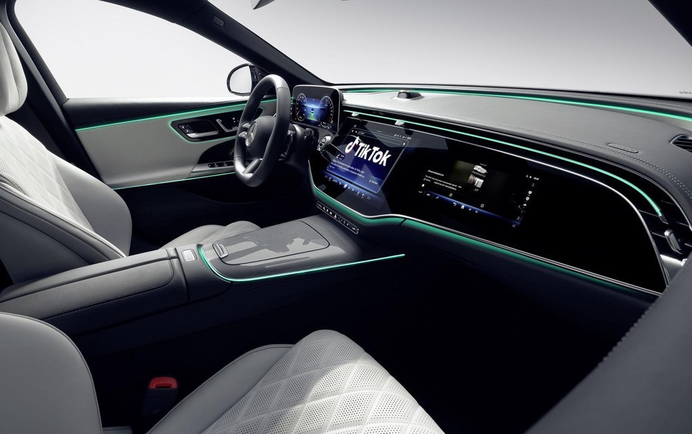 Mercedes-Benz E-Class 2024 được trang bị màn hình "khủng", tích hợp sẵn Tiktok