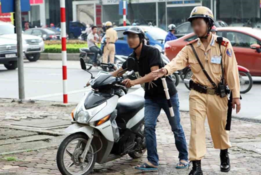 Uống rượu bia dắt xe máy có thể "né" phạt nồng độ cồn không?