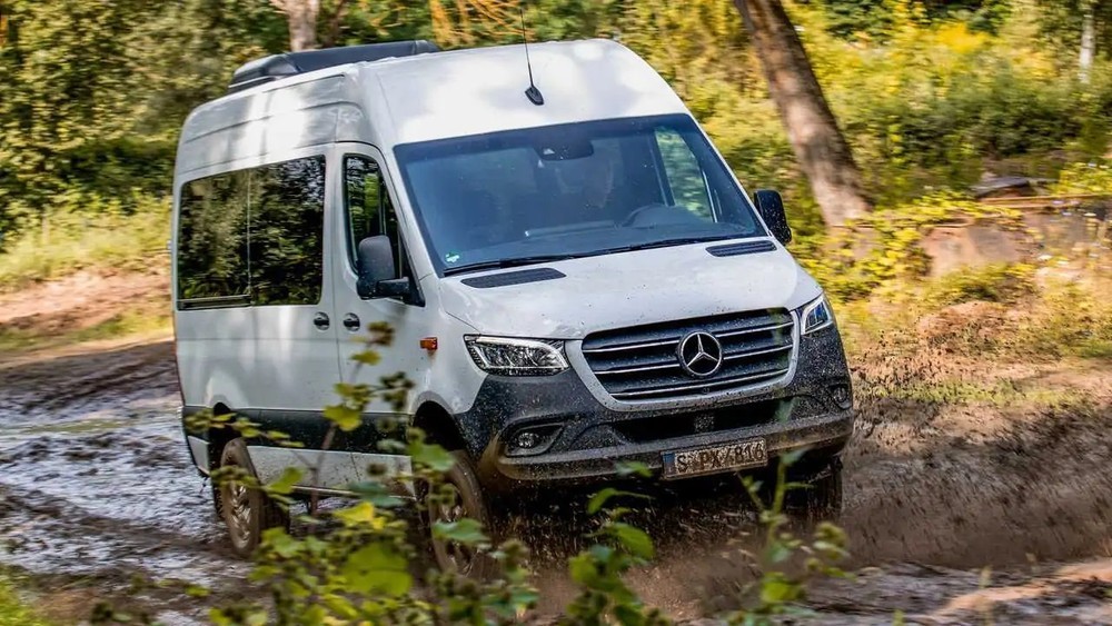 Mercedes-Benz triệu hồi gần 53.000 chiếc Sprinter do lỗi có thể gây cháy xe