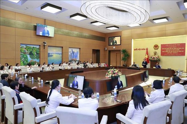 Chủ tịch Quốc hội Vương Đình Huệ gặp mặt nữ đại biểu Công an nhân dân