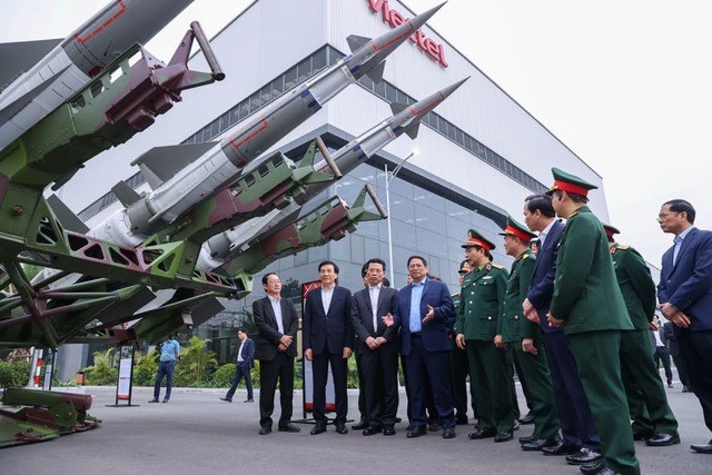 Thủ tướng làm việc với Tập đoàn Viettel về nghiên cứu, sản xuất sản phẩm công nghệ cao
