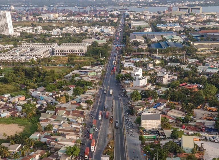Cảng Cát Lái “ngộp thở”, TP.HCM đề xuất xây đường 12 làn xe để “giải cứu”
