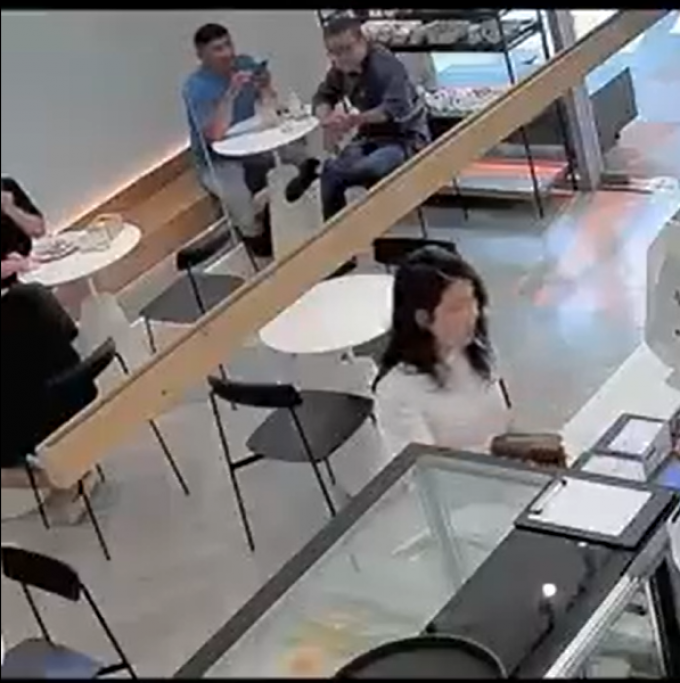 Nữ khách hàng mua cafe dằn mặt, đòi hất nước vào quản lý vì bị nhắc nhở chuyện đi 'ké' nhà vệ sinh