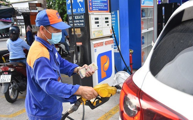 Giá xăng trong nước có thể quay đầu tăng 500 đồng/lít