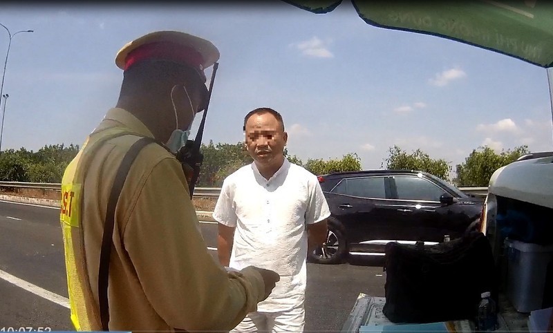 Mua giấy phép lái xe, thẻ nhà báo trên mạng đối phó cảnh sát giao thông