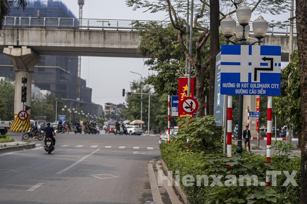 Tư vấn giao thông: Biển cấm rẽ trái và đi thẳng tại ngã tư Nguyễn Cơ Thạch - Hồ Tùng Mậu