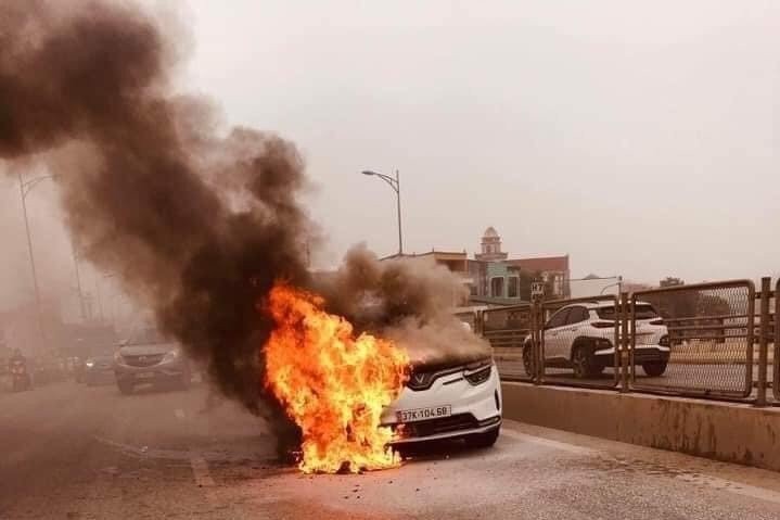 Loạt ảnh ô tô điện bất ngờ bốc cháy khi đang lưu thông, cộng đồng mạng xôn xao