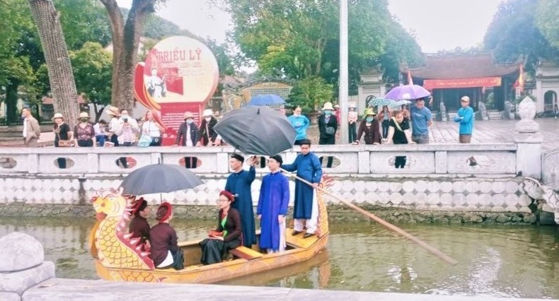 Quan họ đưa chân du khách về với đền Đô