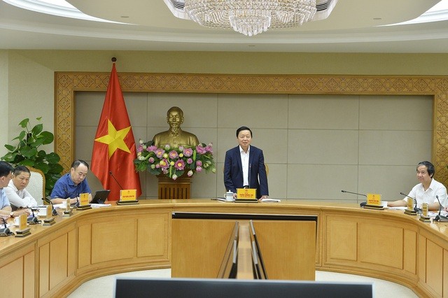 Phó Thủ tướng Trần Hồng Hà nghe báo cáo về sách giáo khoa và học phí năm học mới