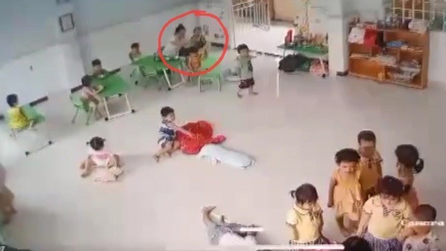 Tạm đình chỉ giáo viên tát nhiều lần vào mặt trẻ mầm non