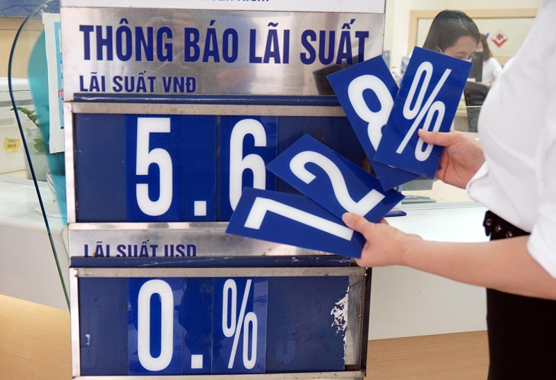 Lãi suất tiết kiệm ngân hàng tiếp tục giảm