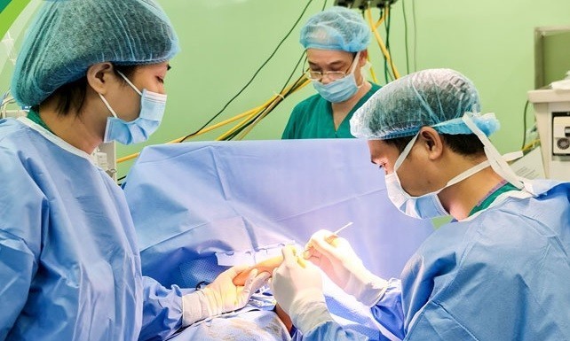 Trẻ bỏng nặng và hoại tử da do chà sát với máy chạy bộ tại nhà