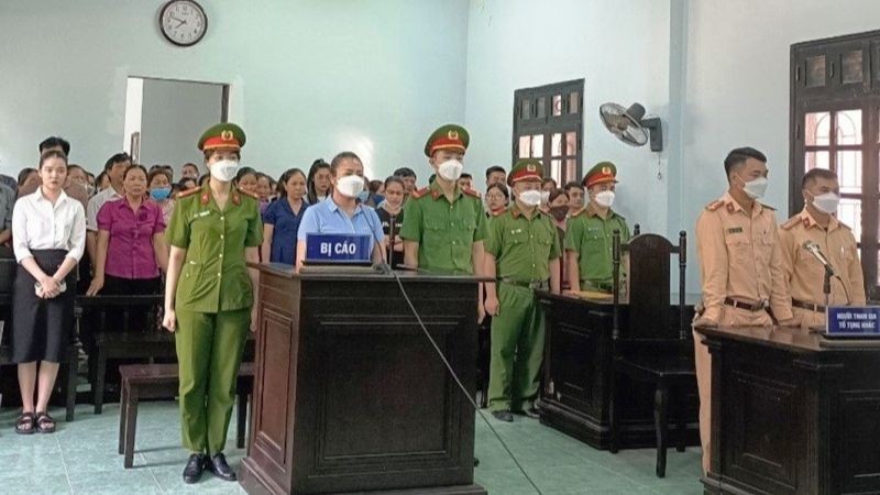 Bị phạt 20 tháng tù giam vì chống người thi hành công vụ, cố ý gây thương tích