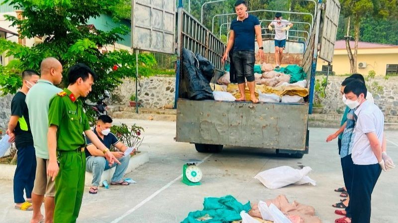 Lào Cai: Bắt giữ hơn 3 tấn thực phẩm “bẩn” nhập lậu