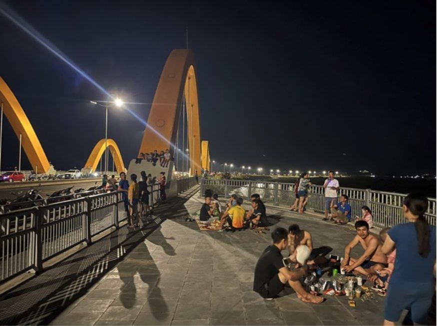 Du khách Hạ Long ngán ngẩm vì mất điện