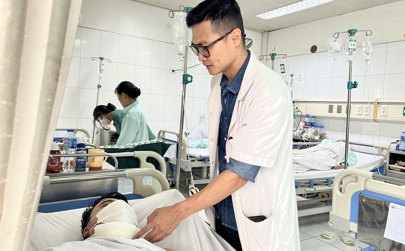 Cứu một người lao động bị thanh xà beng đâm xuyên cổ