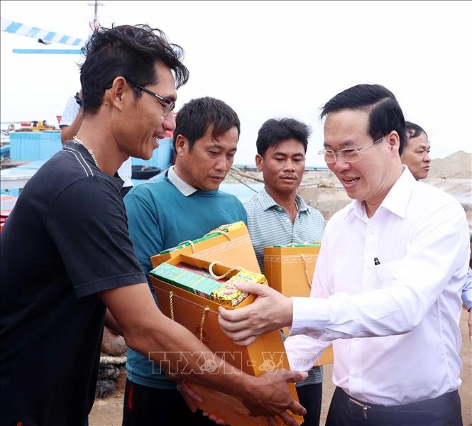 Chủ tịch nước Võ Văn Thưởng ra thăm, động viên người dân trên đảo Phú Quý