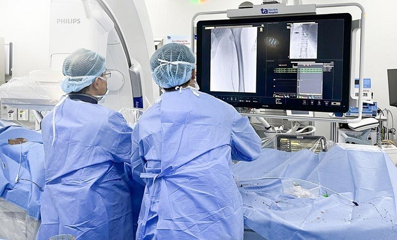 Thực hiện 4 kỹ thuật khó để cứu chân trái suýt hoại tử của nam bệnh nhân