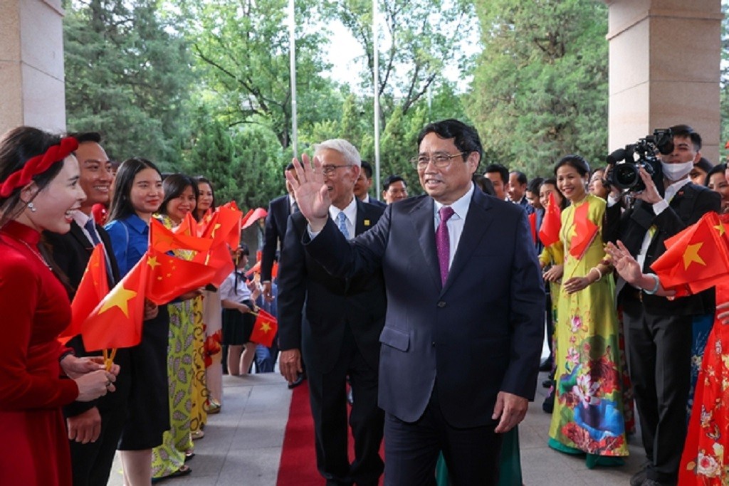 Thủ tướng và Đoàn đại biểu thăm Đại sứ quán và gặp gỡ cộng đồng người Việt Nam tại Trung Quốc